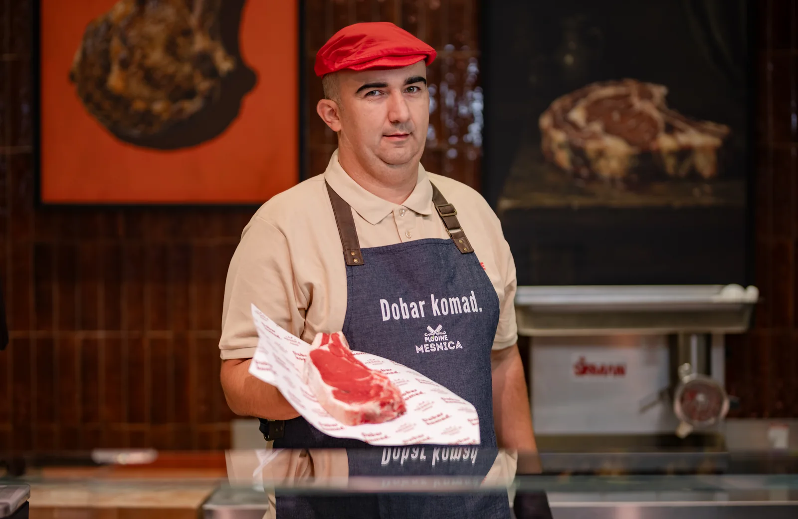 Plodine mesar pokazuje svježi odrezak